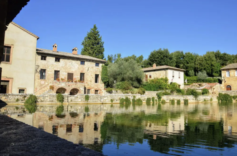 Hoe Val d'Orcia, Toscane te verkennen Val d'Orcia , een magische vallei in het hart van Toscane . U mag deze prachtige plek zeker niet missen tijdens uw reis naar Italië. Hier moet u Pecorino di Pienza-kaas proberen , een glas Vino Nobile di Montepulciano DOCG drinken en een bad nemen in de warmwaterbronnen van Bagno Vignoni .