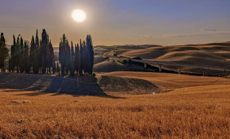Hoe Val d'Orcia, Toscane te verkennen Val d'Orcia , een magische vallei in het hart van Toscane . U mag deze prachtige plek zeker niet missen tijdens uw reis naar Italië. Hier moet u Pecorino di Pienza-kaas proberen , een glas Vino Nobile di Montepulciano DOCG drinken en een bad nemen in de warmwaterbronnen van Bagno Vignoni .