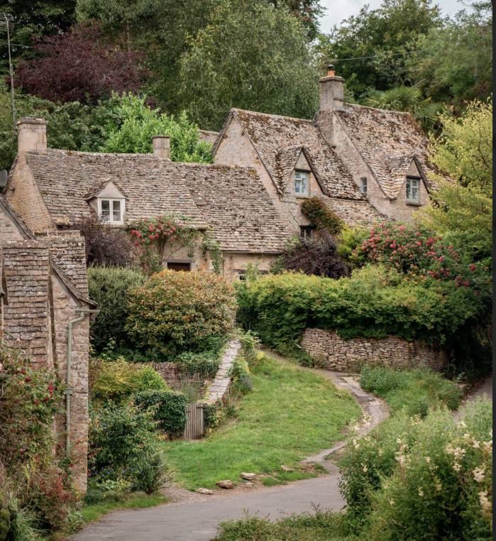 Roadtrip in de het typisch Engelse wereldberoemde Cotswolds Ah, typisch Engeland ! Hoewel het cliché klinkt, is het echt de enige manier om dit stukje platteland te beschrijven. De Cotswolds is precies hoe het Engelse platteland in films wordt afgebeeld, een romantische visie van gezellige pubs, mooie stenen huisjes en schilderachtige dorpjes die op chocoladedoosjes thuishoren.