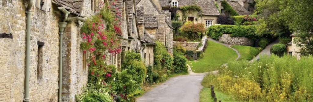 Roadtrip in de het typisch Engelse wereldberoemde Cotswolds Ah, typisch Engeland ! Hoewel het cliché klinkt, is het echt de enige manier om dit stukje platteland te beschrijven. De Cotswolds is precies hoe het Engelse platteland in films wordt afgebeeld, een romantische visie van gezellige pubs, mooie stenen huisjes en schilderachtige dorpjes die op chocoladedoosjes thuishoren.