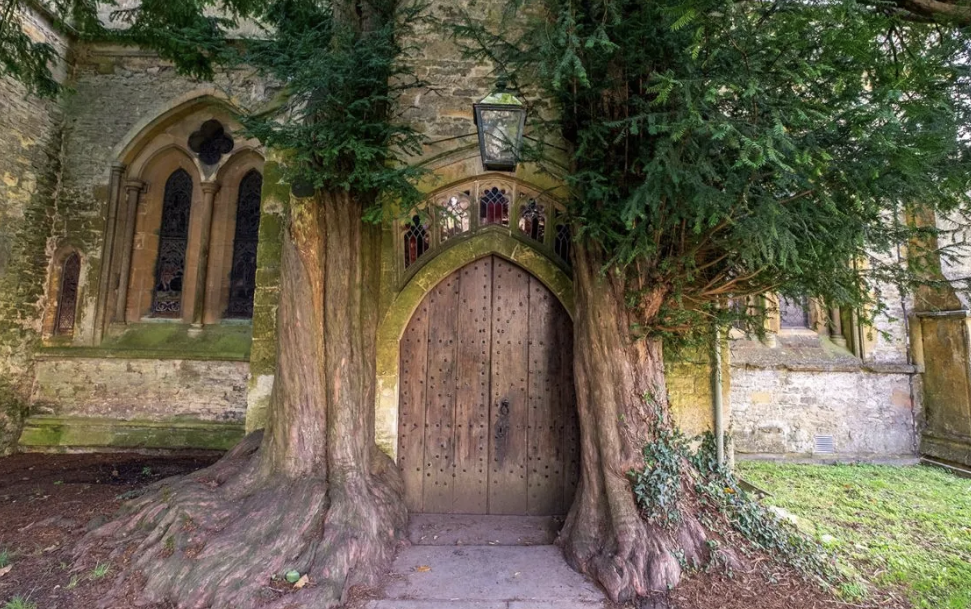 Roadtrip in de het typisch Engelse wereldberoemde Cotswolds Ah, typisch Engeland ! Hoewel het cliché klinkt, is het echt de enige manier om dit stukje platteland te beschrijven. De Cotswolds is precies hoe het Engelse platteland in films wordt afgebeeld, een romantische visie van gezellige pubs, mooie stenen huisjes en schilderachtige dorpjes die op chocoladedoosjes thuishoren.