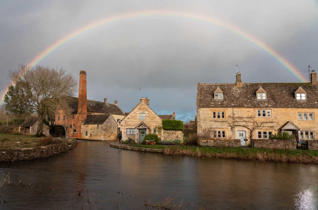 Roadtrip in de het typisch Engelse wereldberoemde Cotswolds Ah, typisch Engeland ! Hoewel het cliché klinkt, is het echt de enige manier om dit stukje platteland te beschrijven. De Cotswolds is precies hoe het Engelse platteland in films wordt afgebeeld, een romantische visie van gezellige pubs, mooie stenen huisjes en schilderachtige dorpjes die op chocoladedoosjes thuishoren.