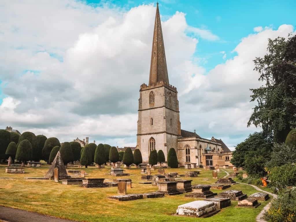 Roadtrip in de het typisch Engelse wereldberoemde Cotswolds Ah, typisch Engeland ! Hoewel het cliché klinkt, is het echt de enige manier om dit stukje platteland te beschrijven. De Cotswolds is precies hoe het Engelse platteland in films wordt afgebeeld, een romantische visie van gezellige pubs, mooie stenen huisjes en schilderachtige dorpjes die op chocoladedoosjes thuishoren.