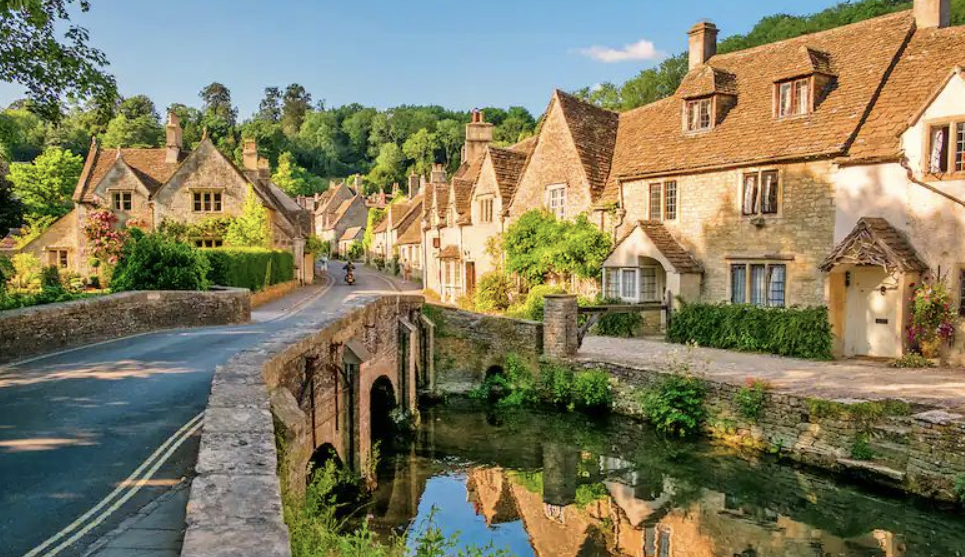 Roadtrip in de het typisch Engelse wereldberoemde Cotswolds Ah, typisch Engeland ! Hoewel het cliché klinkt, is het echt de enige manier om dit stukje platteland te beschrijven. De Cotswolds is precies hoe het Engelse platteland in films wordt afgebeeld, een romantische visie van gezellige pubs, mooie stenen huisjes en schilderachtige dorpjes die op chocoladedoosjes thuishoren.