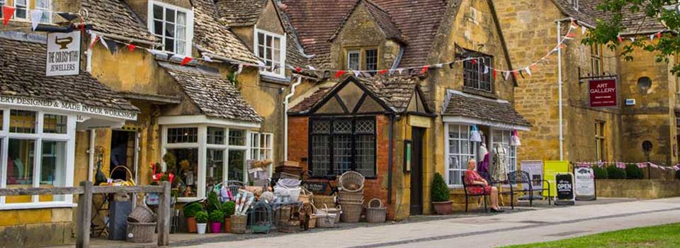 Roadtrip in de het typisch Engelse wereldberoemde Cotswolds Ah, typisch Engeland ! Hoewel het cliché klinkt, is het echt de enige manier om dit stukje platteland te beschrijven. De Cotswolds is precies hoe het Engelse platteland in films wordt afgebeeld, een romantische visie van gezellige pubs, mooie stenen huisjes en schilderachtige dorpjes die op chocoladedoosjes thuishoren.