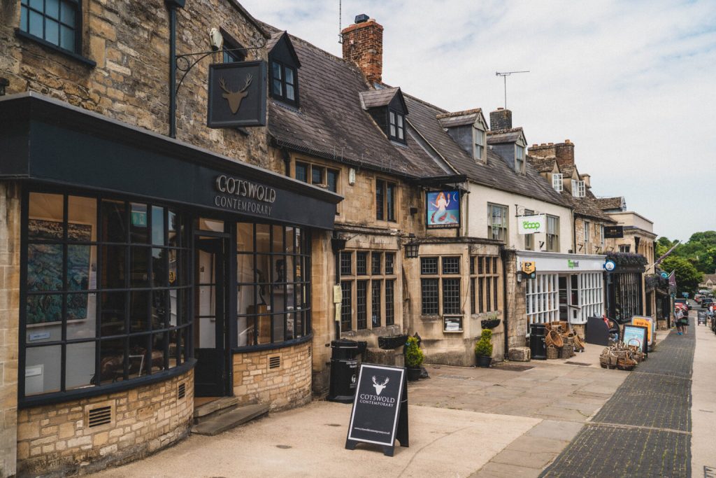 Roadtrip in de het typisch Engelse wereldberoemde Cotswolds Ah, typisch Engeland ! Hoewel het cliché klinkt, is het echt de enige manier om dit stukje platteland te beschrijven. De Cotswolds is precies hoe het Engelse platteland in films wordt afgebeeld, een romantische visie van gezellige pubs, mooie stenen huisjes en schilderachtige dorpjes die op chocoladedoosjes thuishoren.