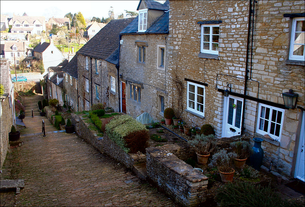 Roadtrip in de het typisch Engelse wereldberoemde Cotswolds Ah, typisch Engeland ! Hoewel het cliché klinkt, is het echt de enige manier om dit stukje platteland te beschrijven. De Cotswolds is precies hoe het Engelse platteland in films wordt afgebeeld, een romantische visie van gezellige pubs, mooie stenen huisjes en schilderachtige dorpjes die op chocoladedoosjes thuishoren.