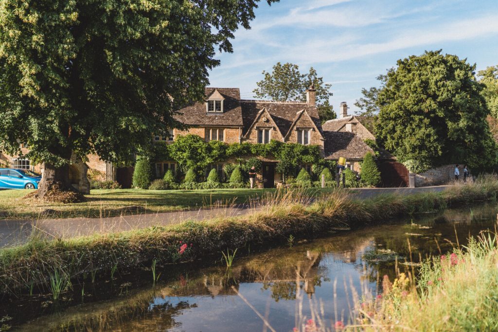 Roadtrip in de het typisch Engelse wereldberoemde Cotswolds Ah, typisch Engeland ! Hoewel het cliché klinkt, is het echt de enige manier om dit stukje platteland te beschrijven. De Cotswolds is precies hoe het Engelse platteland in films wordt afgebeeld, een romantische visie van gezellige pubs, mooie stenen huisjes en schilderachtige dorpjes die op chocoladedoosjes thuishoren.