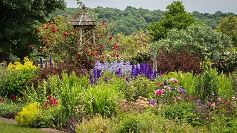 Roadtrip in de het typisch Engelse wereldberoemde Cotswolds Ah, typisch Engeland ! Hoewel het cliché klinkt, is het echt de enige manier om dit stukje platteland te beschrijven. De Cotswolds is precies hoe het Engelse platteland in films wordt afgebeeld, een romantische visie van gezellige pubs, mooie stenen huisjes en schilderachtige dorpjes die op chocoladedoosjes thuishoren.