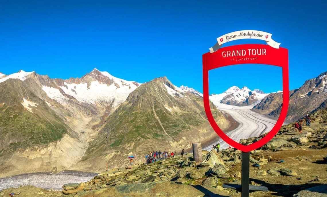 De roadtrip Grand Tour of Switzerland is een 'must-do' voor je reisbucketlist Doorkruist vier taalgebieden, vijf Alpenpassen, 13 UNESCO-werelderfgoedlocaties, twee biosferen en 22 meren. De Grand Tour of Switzerland is een uitzonderlijke roadtrip.