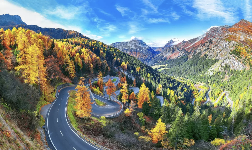 De roadtrip Grand Tour of Switzerland is een 'must-do' voor je reisbucketlist Doorkruist vier taalgebieden, vijf Alpenpassen, 13 UNESCO-werelderfgoedlocaties, twee biosferen en 22 meren. De Grand Tour of Switzerland is een uitzonderlijke roadtrip.