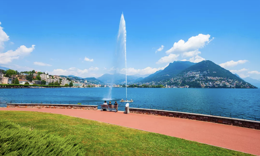 De roadtrip Grand Tour of Switzerland is een 'must-do' voor je reisbucketlist Doorkruist vier taalgebieden, vijf Alpenpassen, 13 UNESCO-werelderfgoedlocaties, twee biosferen en 22 meren. De Grand Tour of Switzerland is een uitzonderlijke roadtrip.