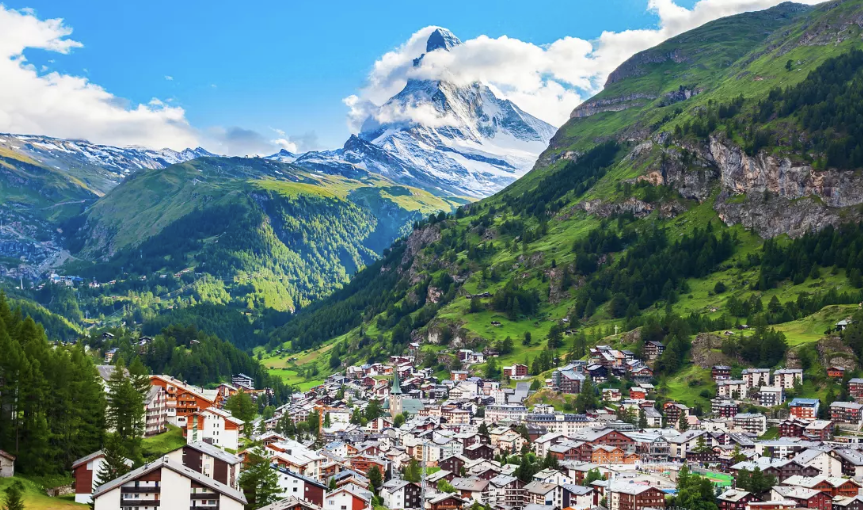 De roadtrip Grand Tour of Switzerland is een 'must-do' voor je reisbucketlist Doorkruist vier taalgebieden, vijf Alpenpassen, 13 UNESCO-werelderfgoedlocaties, twee biosferen en 22 meren. De Grand Tour of Switzerland is een uitzonderlijke roadtrip.