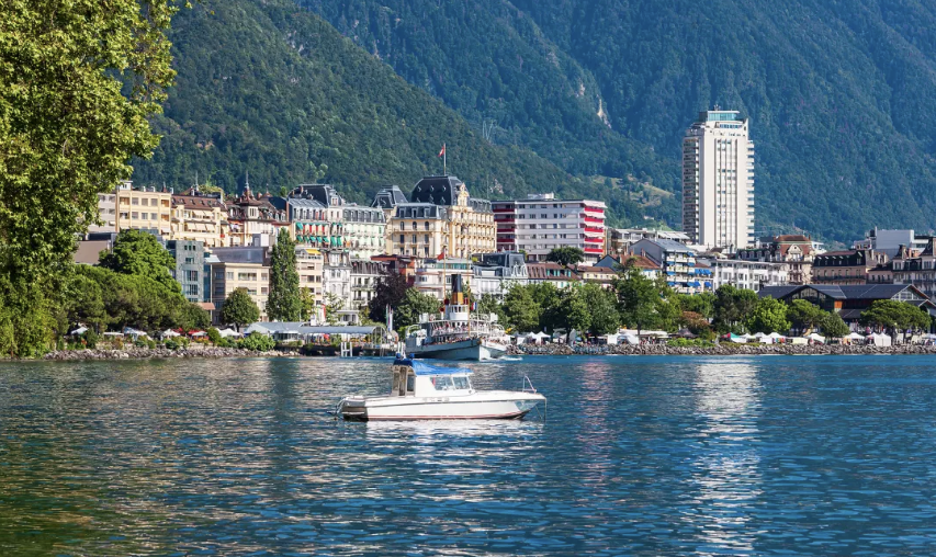 De roadtrip Grand Tour of Switzerland is een 'must-do' voor je reisbucketlist Doorkruist vier taalgebieden, vijf Alpenpassen, 13 UNESCO-werelderfgoedlocaties, twee biosferen en 22 meren. De Grand Tour of Switzerland is een uitzonderlijke roadtrip.