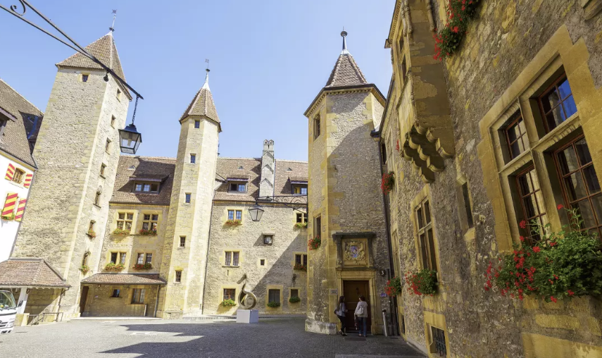 De roadtrip Grand Tour of Switzerland is een 'must-do' voor je reisbucketlist Doorkruist vier taalgebieden, vijf Alpenpassen, 13 UNESCO-werelderfgoedlocaties, twee biosferen en 22 meren. De Grand Tour of Switzerland is een uitzonderlijke roadtrip.