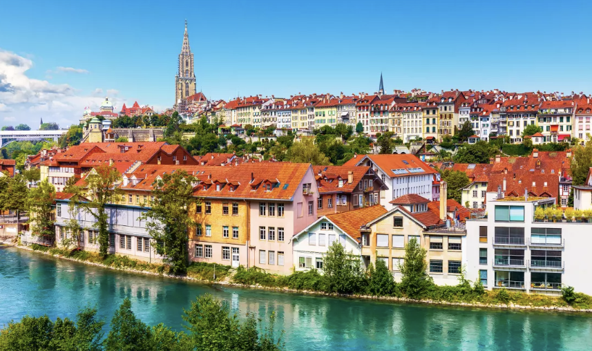 De roadtrip Grand Tour of Switzerland is een 'must-do' voor je reisbucketlist Doorkruist vier taalgebieden, vijf Alpenpassen, 13 UNESCO-werelderfgoedlocaties, twee biosferen en 22 meren. De Grand Tour of Switzerland is een uitzonderlijke roadtrip.