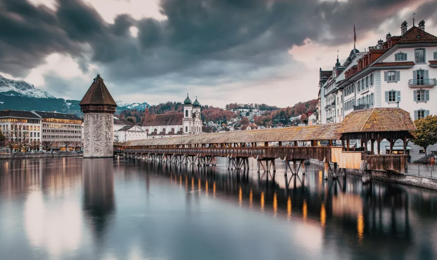 De roadtrip Grand Tour of Switzerland is een 'must-do' voor je reisbucketlist Doorkruist vier taalgebieden, vijf Alpenpassen, 13 UNESCO-werelderfgoedlocaties, twee biosferen en 22 meren. De Grand Tour of Switzerland is een uitzonderlijke roadtrip.