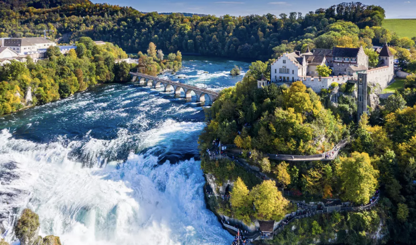 De roadtrip Grand Tour of Switzerland is een 'must-do' voor je reisbucketlist Doorkruist vier taalgebieden, vijf Alpenpassen, 13 UNESCO-werelderfgoedlocaties, twee biosferen en 22 meren. De Grand Tour of Switzerland is een uitzonderlijke roadtrip.