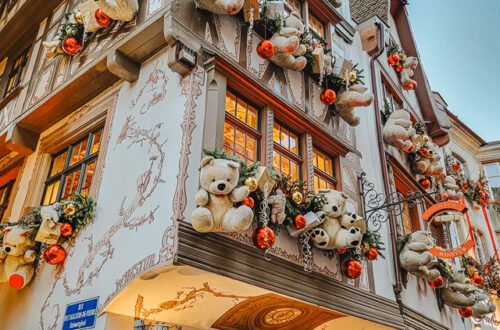 Straatsburg, Frankrijk: Wordt vaak de "Kersthoofdstad van Europa" genoemd (Capitale de Noël). Het heeft de oudste kerstmarkt van Frankrijk (sinds 1570) en het hele centrum van de Elzas-stad is spectaculair versierd.