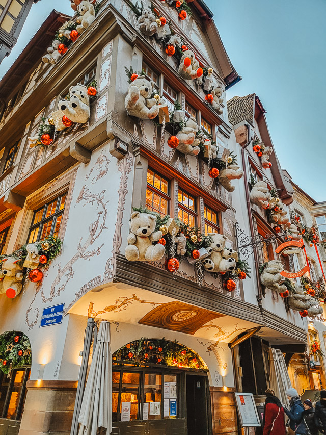 Straatsburg, Frankrijk: Wordt vaak de "Kersthoofdstad van Europa" genoemd (Capitale de Noël). Het heeft de oudste kerstmarkt van Frankrijk (sinds 1570) en het hele centrum van de Elzas-stad is spectaculair versierd.