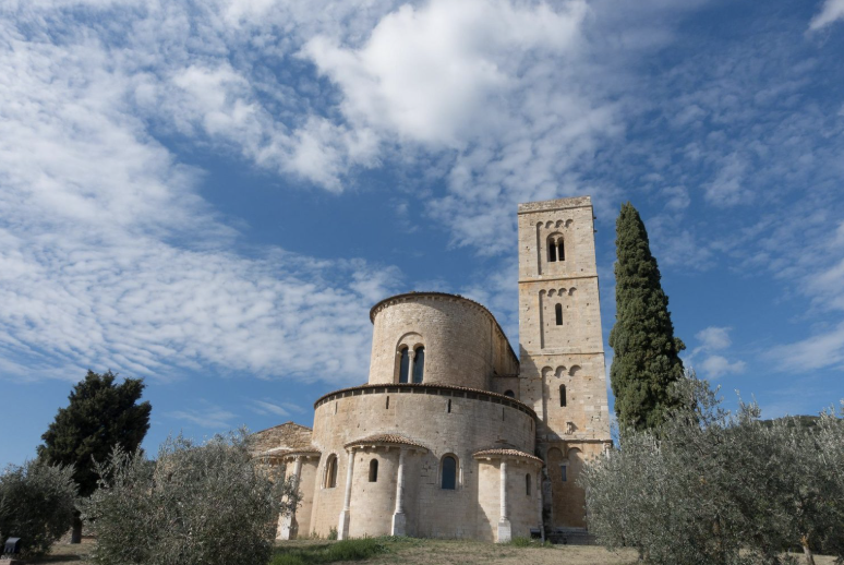 Hoe Val d'Orcia, Toscane te verkennen Val d'Orcia , een magische vallei in het hart van Toscane . U mag deze prachtige plek zeker niet missen tijdens uw reis naar Italië. Hier moet u Pecorino di Pienza-kaas proberen , een glas Vino Nobile di Montepulciano DOCG drinken en een bad nemen in de warmwaterbronnen van Bagno Vignoni .