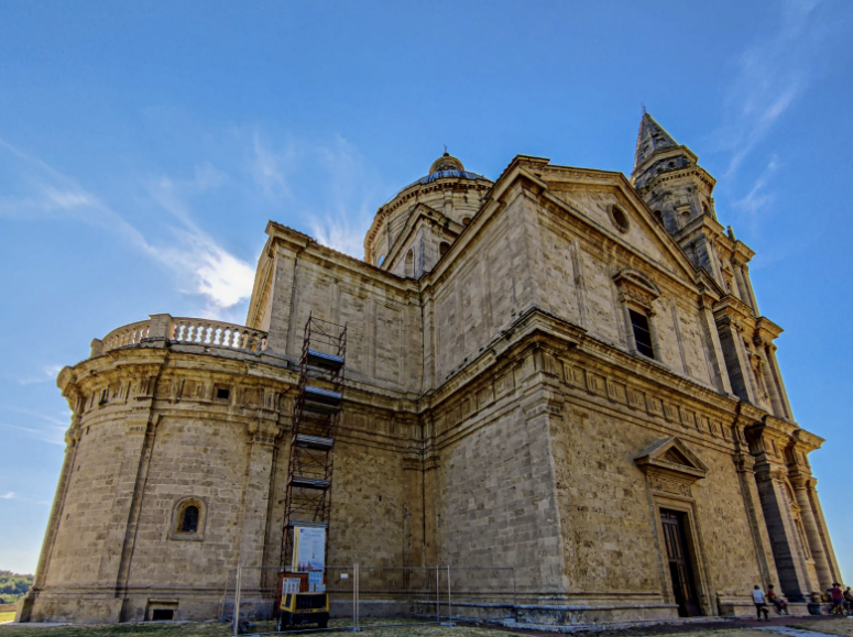 Hoe Val d'Orcia, Toscane te verkennen Val d'Orcia , een magische vallei in het hart van Toscane . U mag deze prachtige plek zeker niet missen tijdens uw reis naar Italië. Hier moet u Pecorino di Pienza-kaas proberen , een glas Vino Nobile di Montepulciano DOCG drinken en een bad nemen in de warmwaterbronnen van Bagno Vignoni .