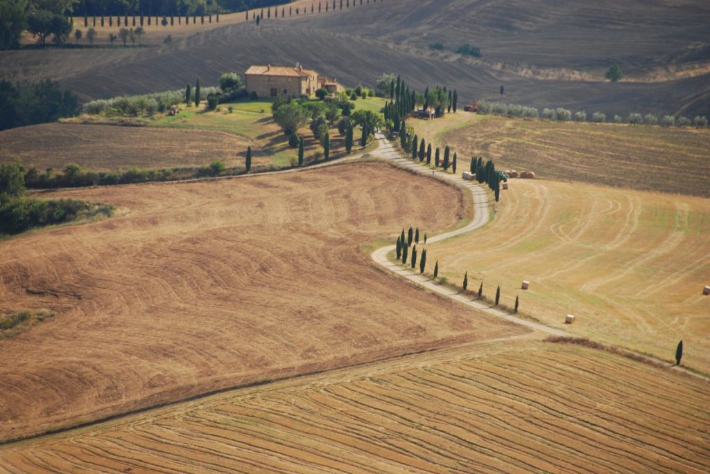 Hoe Val d'Orcia, Toscane te verkennen Val d'Orcia , een magische vallei in het hart van Toscane . U mag deze prachtige plek zeker niet missen tijdens uw reis naar Italië. Hier moet u Pecorino di Pienza-kaas proberen , een glas Vino Nobile di Montepulciano DOCG drinken en een bad nemen in de warmwaterbronnen van Bagno Vignoni .