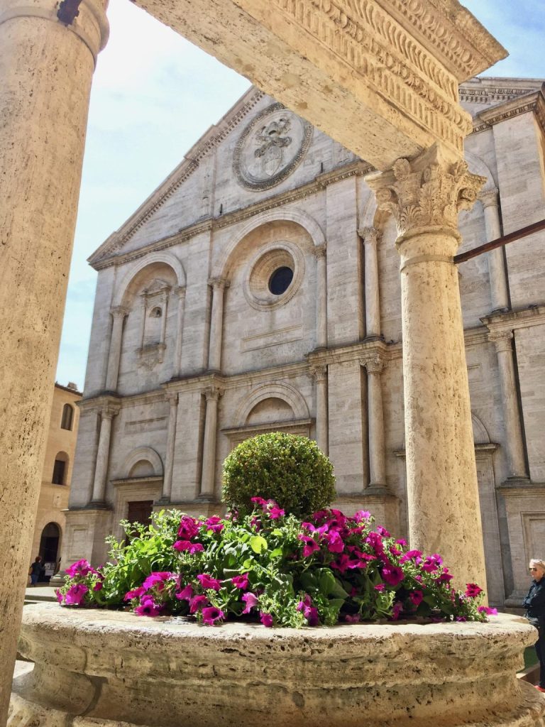 Hoe Val d'Orcia, Toscane te verkennen Val d'Orcia , een magische vallei in het hart van Toscane . U mag deze prachtige plek zeker niet missen tijdens uw reis naar Italië. Hier moet u Pecorino di Pienza-kaas proberen , een glas Vino Nobile di Montepulciano DOCG drinken en een bad nemen in de warmwaterbronnen van Bagno Vignoni .