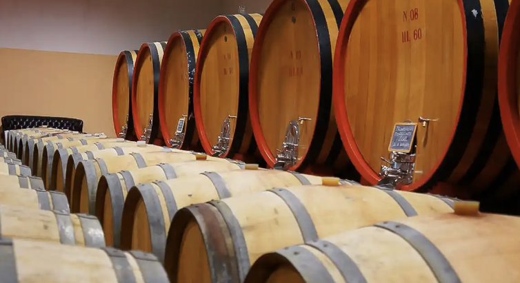 Hoe Val d'Orcia, Toscane te verkennen Val d'Orcia , een magische vallei in het hart van Toscane . U mag deze prachtige plek zeker niet missen tijdens uw reis naar Italië. Hier moet u Pecorino di Pienza-kaas proberen , een glas Vino Nobile di Montepulciano DOCG drinken en een bad nemen in de warmwaterbronnen van Bagno Vignoni .