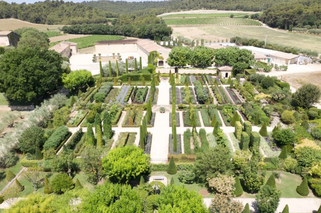 De beste wijnhuizen en wijnproeverijen in de Provence Frankrijk staat bekend om zijn kaas, maar vooral om zijn wijn. Frankrijk is de thuisbasis van enkele van de beste wijnen ter wereld. Het hele land herbergt talloze fantastische plekken om wijn te drinken.
