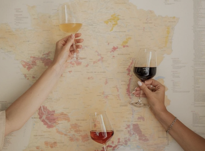 De beste wijnhuizen en wijnproeverijen in de Provence Frankrijk staat bekend om zijn kaas, maar vooral om zijn wijn. Frankrijk is de thuisbasis van enkele van de beste wijnen ter wereld. Het hele land herbergt talloze fantastische plekken om wijn te drinken.